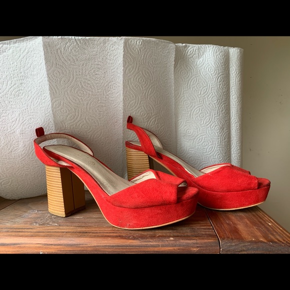 Red hot high heels - Picture 3 of 3